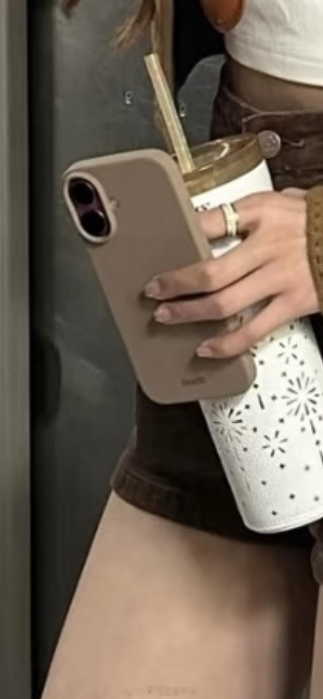 消费升级，香港地铁随处可见最新款iPhone！ ​​​