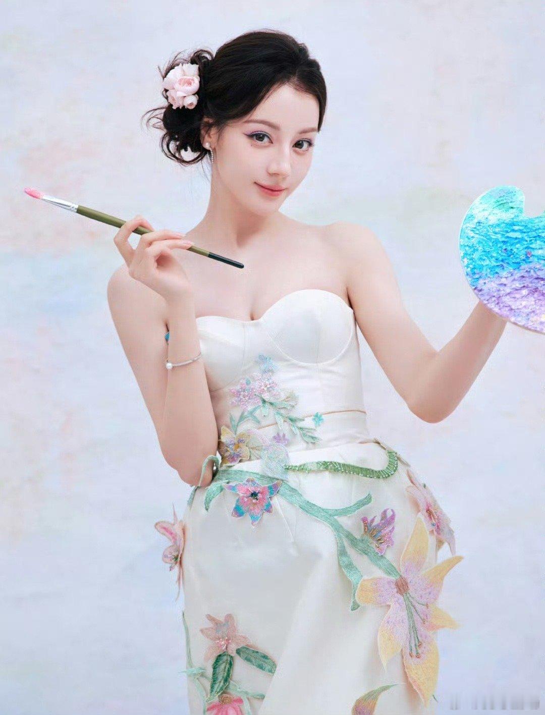 #迪丽热巴高定新季全球首穿#不是，这是真仙女啊热巴真的什么造型都能完美演绎呢，今