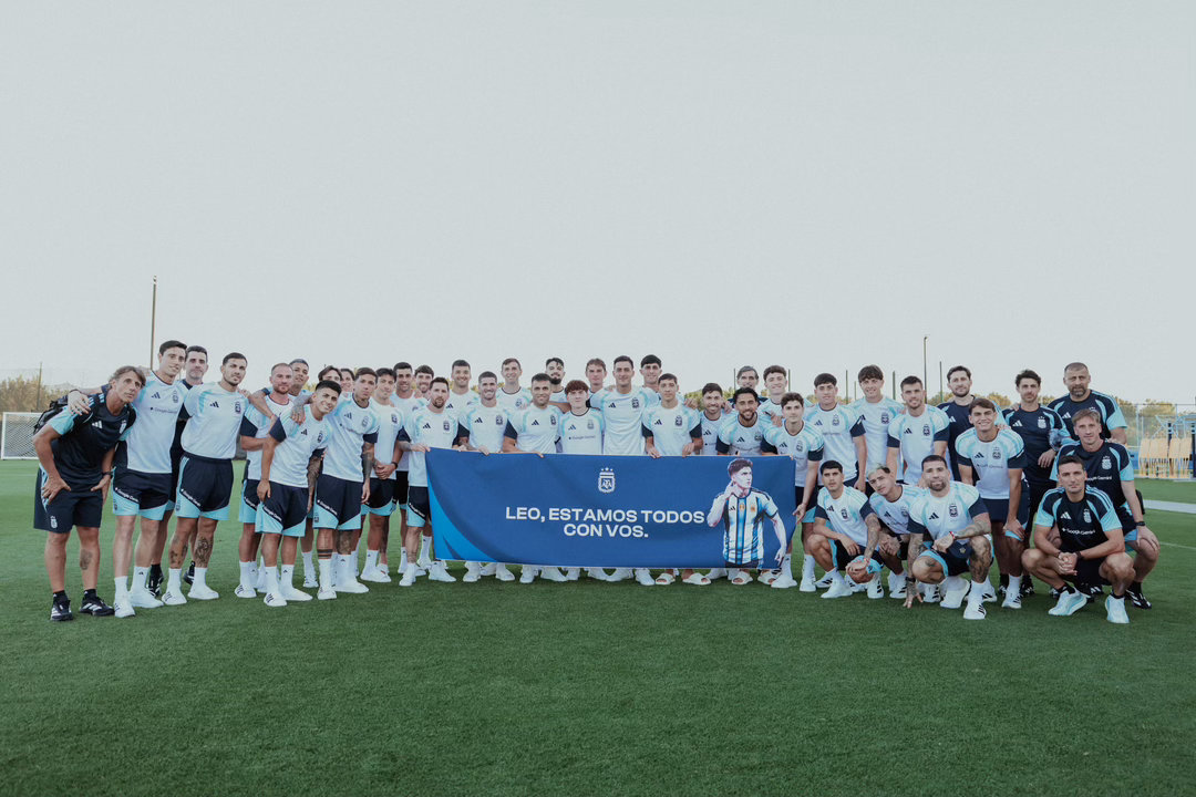 🇦🇷⭐️⭐️⭐️2026美加墨世界杯 赛前最后一次训练拍下全家福，大家拉起横