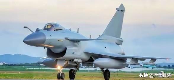 3月25日，中部战区飞行员史录权开着歼-10C巡逻时，竟然在自家大门口，被外机火