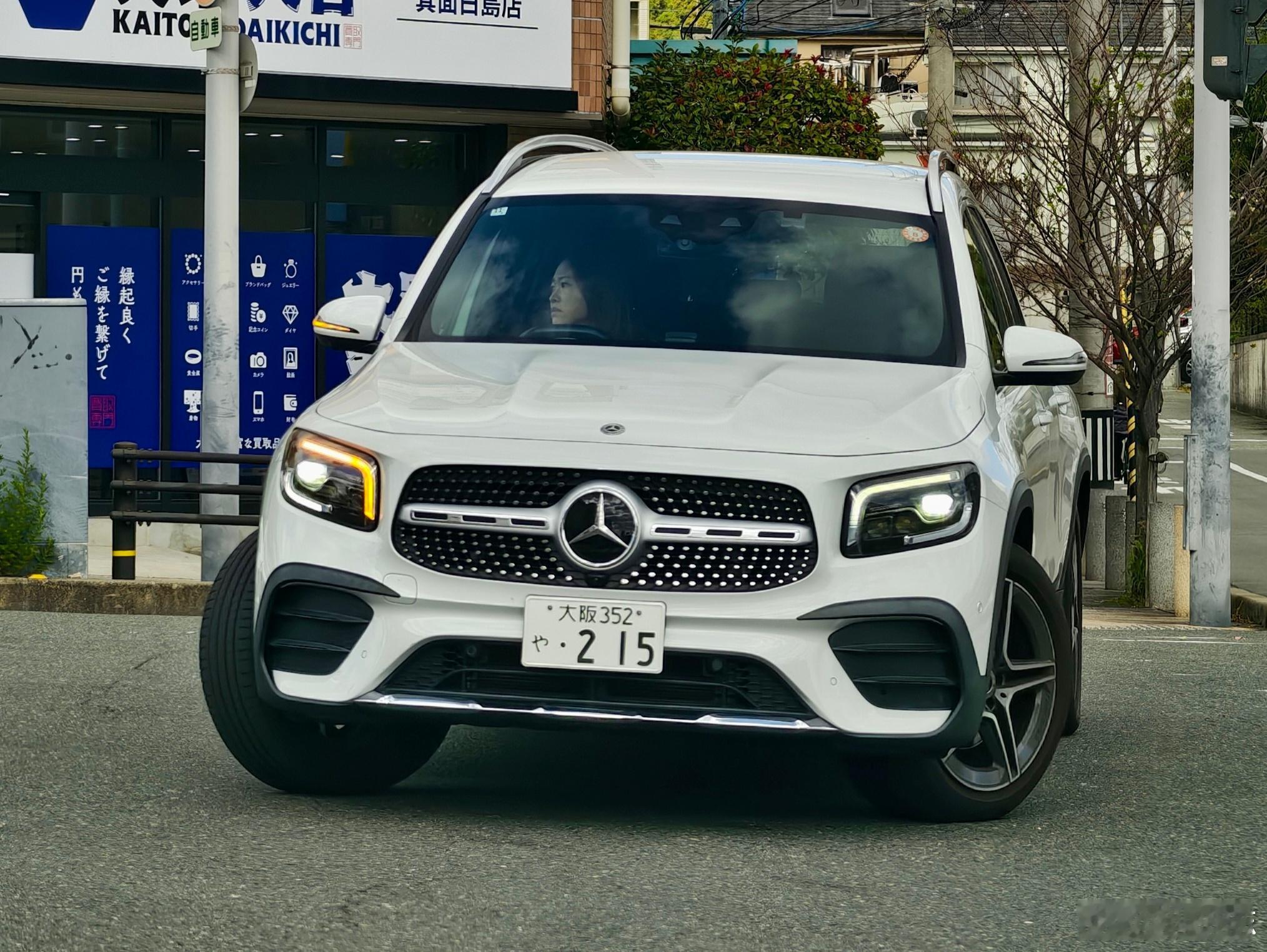 论奔驰 GLB 能见度有多高？刚才在路口等个红灯，同时遇到两辆。一辆普通 GLB