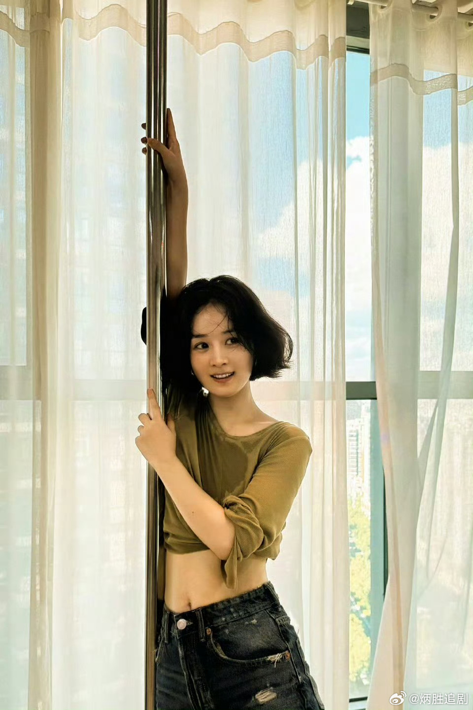 赵丽颖一年多前的高清素材，被网友发出来了 。钢管舞你是专业的。 