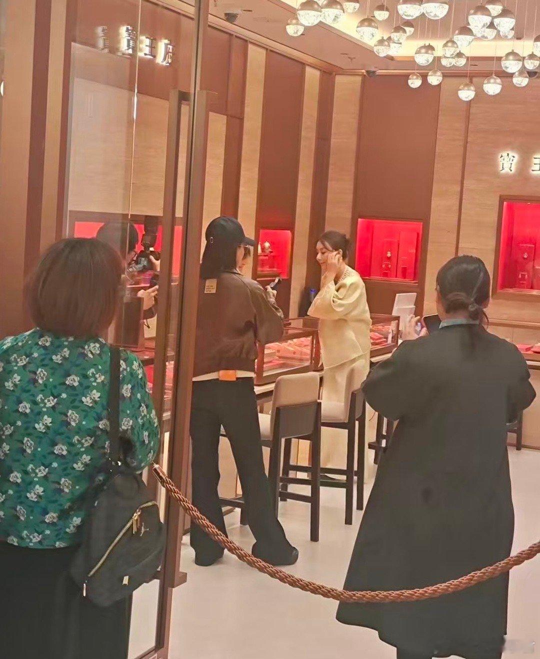 方媛生三胎后在上海被偶遇，一身贵妇打扮在金店挑选金饰方媛 