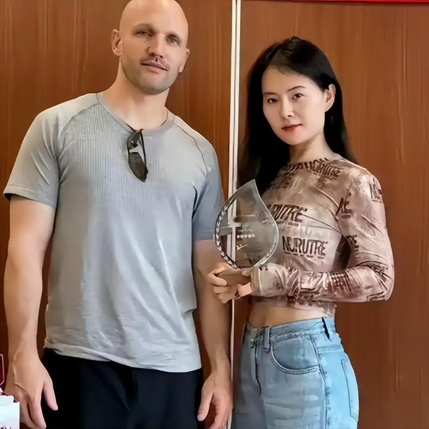 跨国婚恋的滤镜，碎得比玻璃渣还快。年初澳洲那位中国姑娘搂着外籍老男友，一句“法拉
