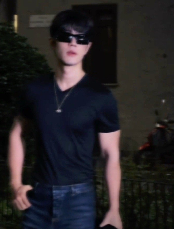 肖战紧身黑t造型帅的要命 