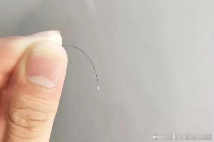 【头发根部的小白点是什么？】头发根部上面出现了小白点，有这3种可能：1、 头皮屑