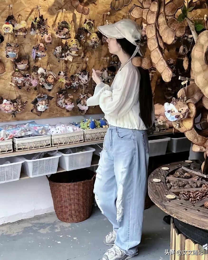 讲真，这两天刷到郭碧婷在西双版纳被偶遇的照片，我愣了好一会儿。

白帽子，宽松T
