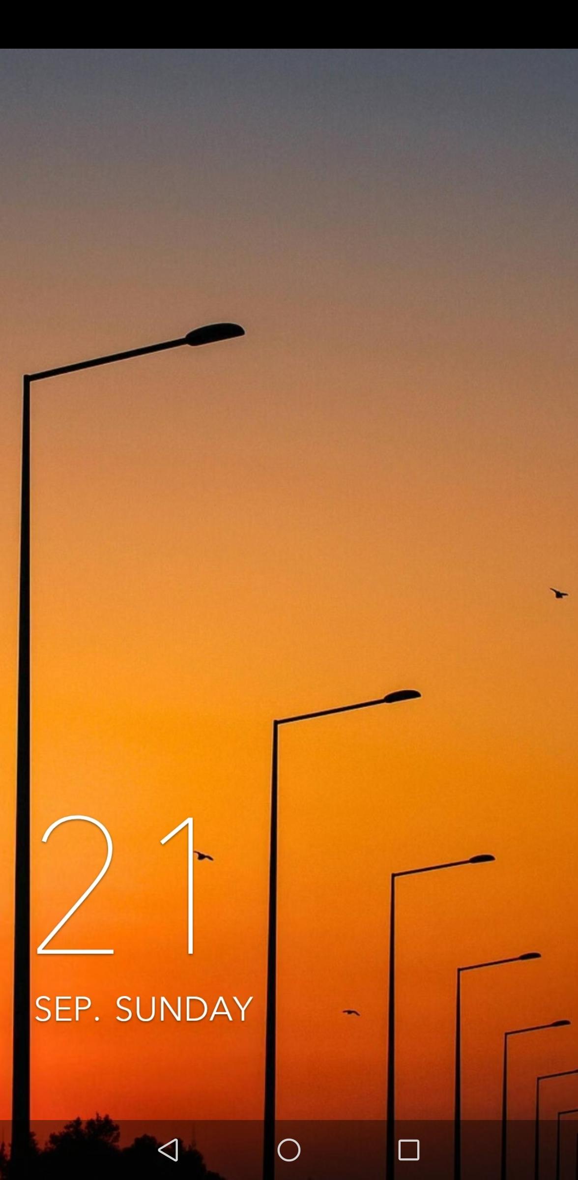 在同学群里有人放了一张旅游时拍摄的照片: 在夕阳的映衬下一排暂未点亮的路灯静静地