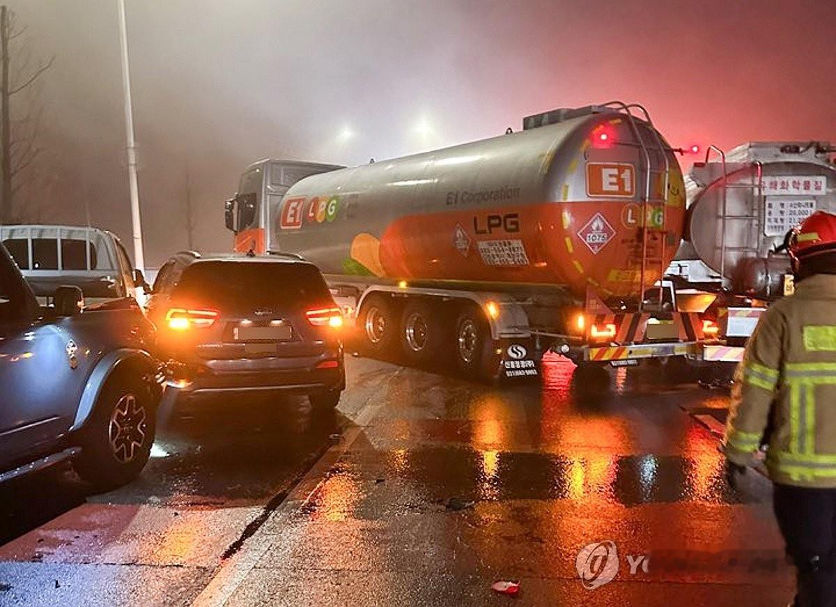 【twi】韩国44辆车连环相撞，16人重伤由于夜间降雪和寒潮导致道路结冰，韩国高