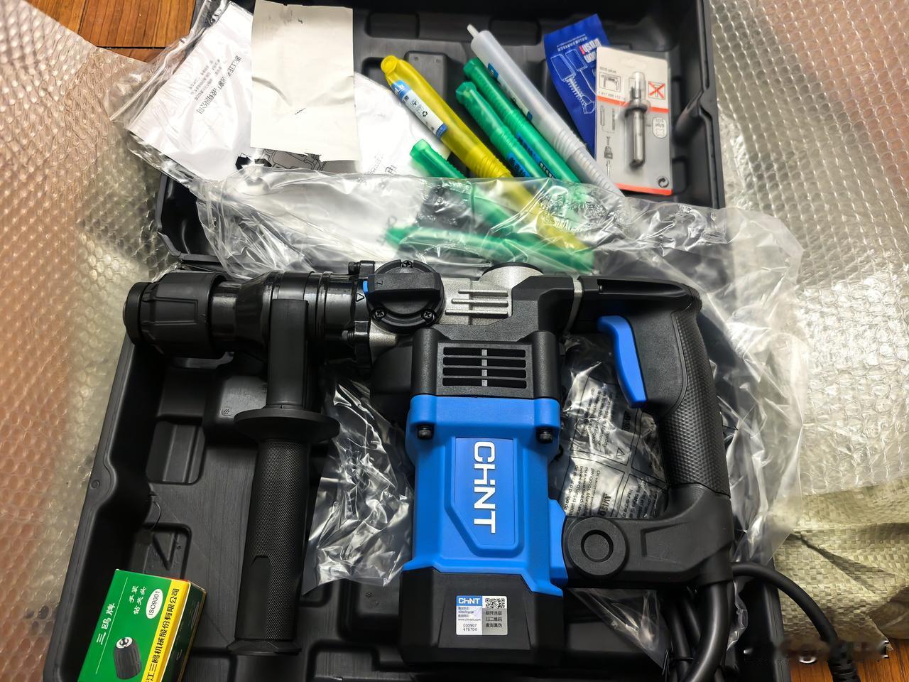 找人开线槽要几百块，那干脆自己买个开槽机几个小时搞定，还收货获一个大电动玩具。找