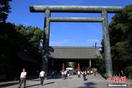 外交部刚把“靖国神社”改叫“战犯神社”，网友紧接着就提了一个更狠的问题“天皇”这
