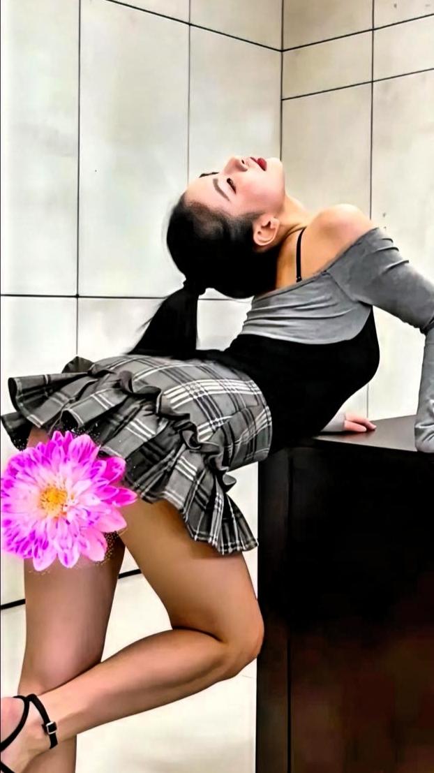 上联：波光粼粼映碧湖
下联: 莲影彤彤醉清风，请友友展示上联：[点亮平安灯][点