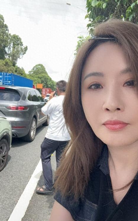 54岁香港资深女演员张文慈，在深圳城区行驶途中突发意外，在路上和其他车辆发生猛烈