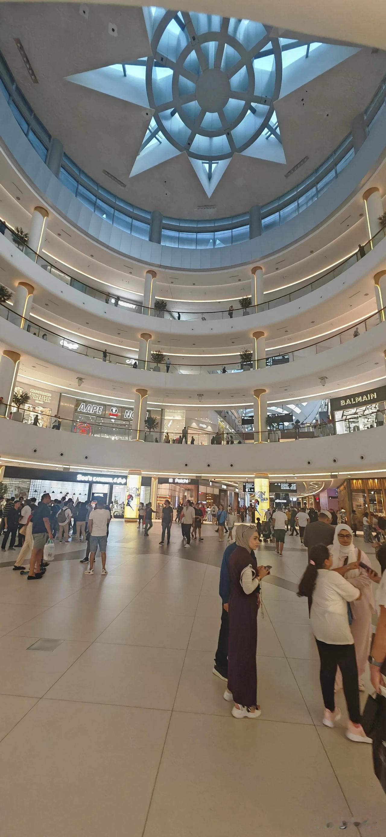 全世界最大的购物中心
迪拜哈利法mall
确实非常巨大
走的腿都快断了
你最多一
