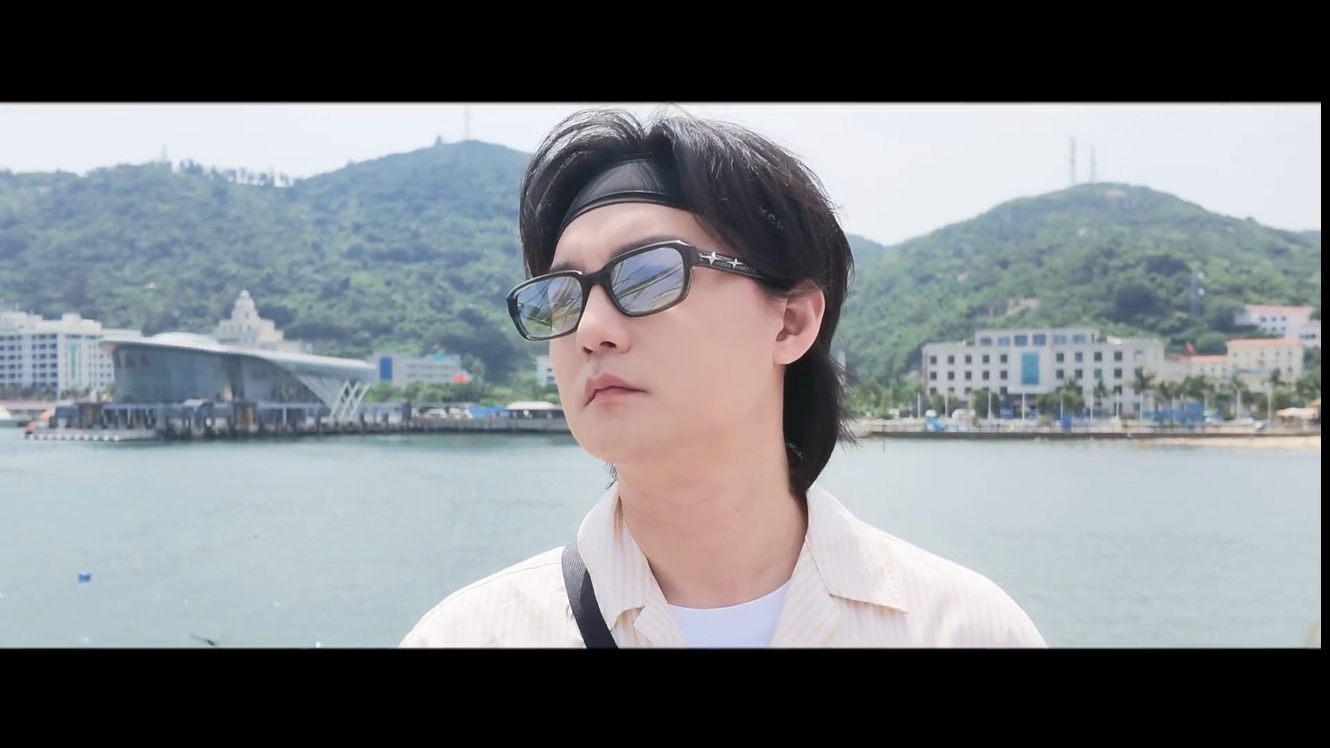 尹正海边vlog海风、歌声、还有尹正 ，这个夏天最美的画面不过如此。从深情歌手到