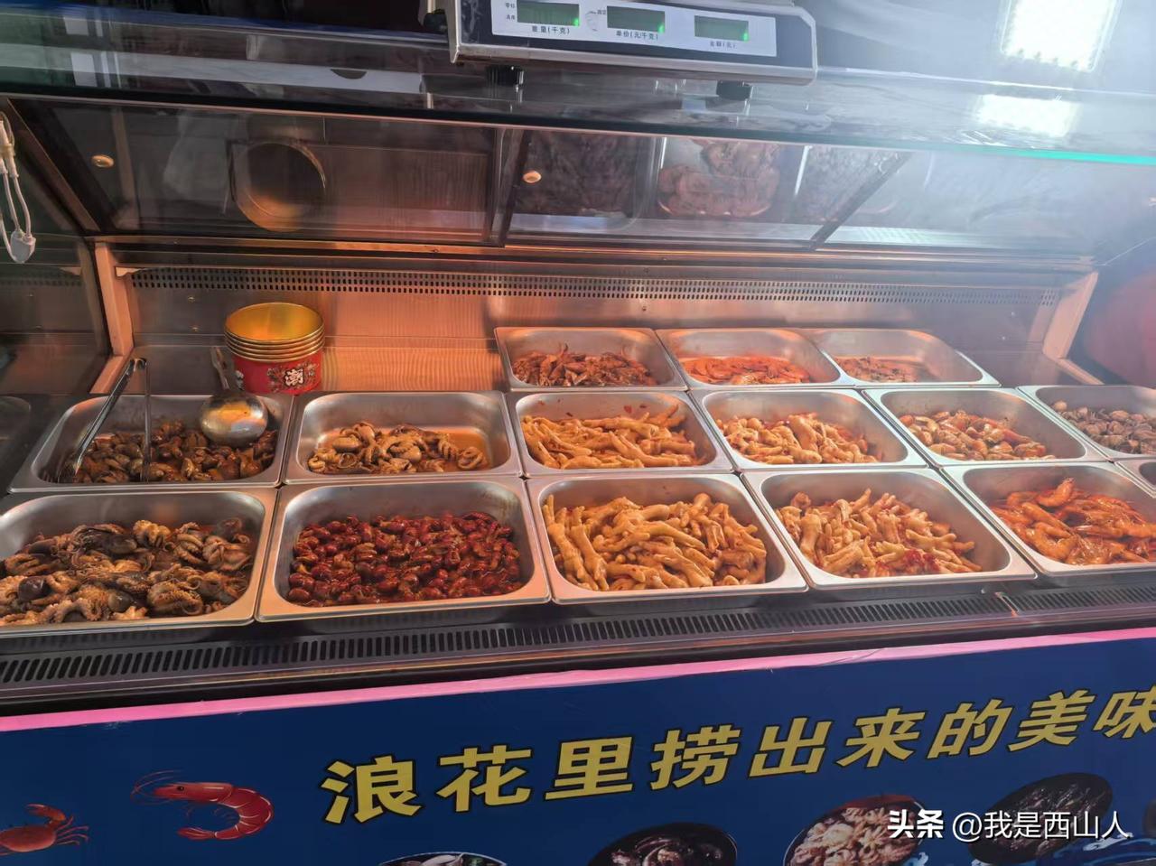 紫金城片区的紫金城市广场门前，紫金啤酒美食广场开门迎客啦！