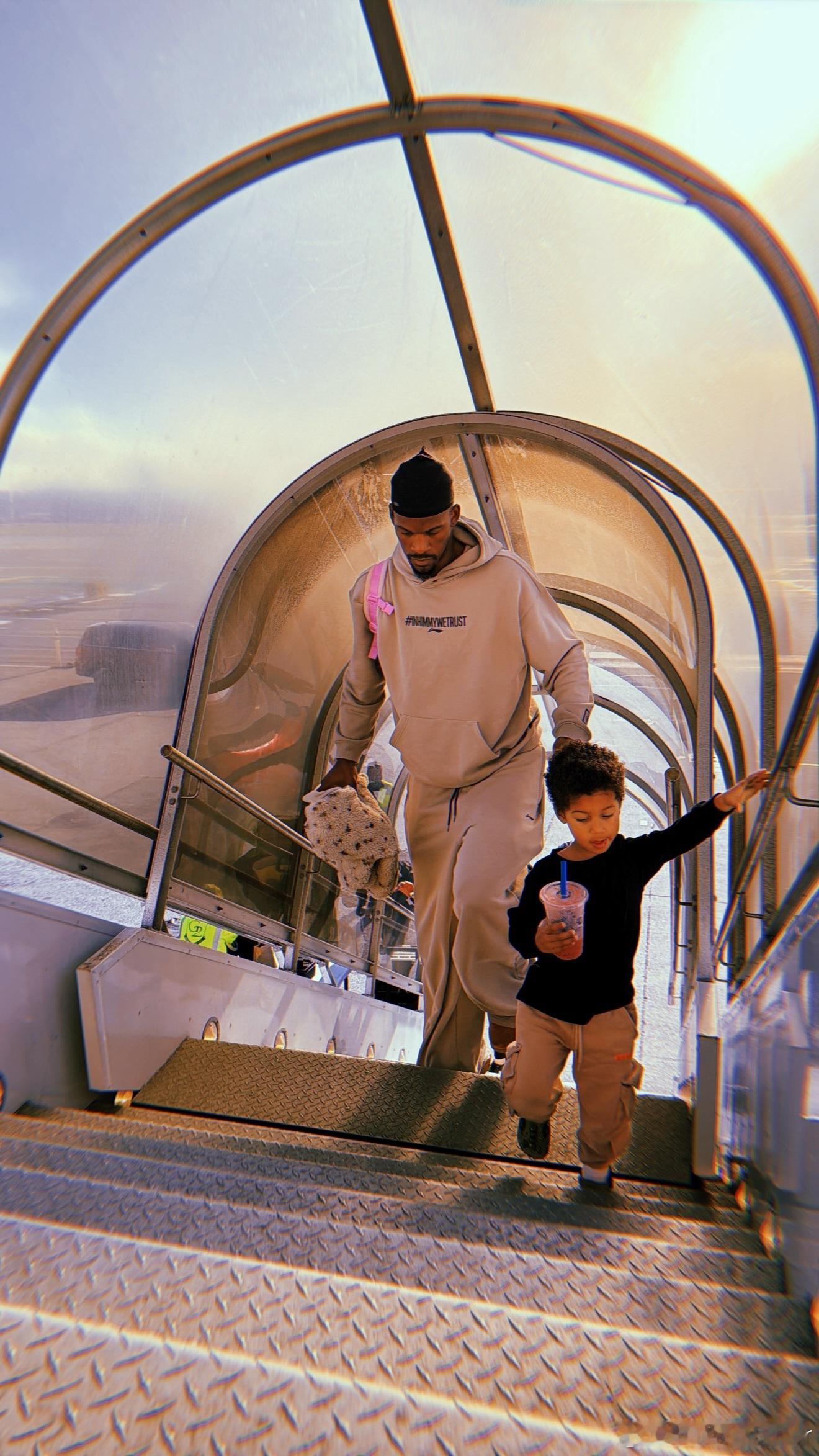 不管你球场上打球有多硬，回到家里还是要给娃背粉色小书包新赛季篮不住吉米巴特勒