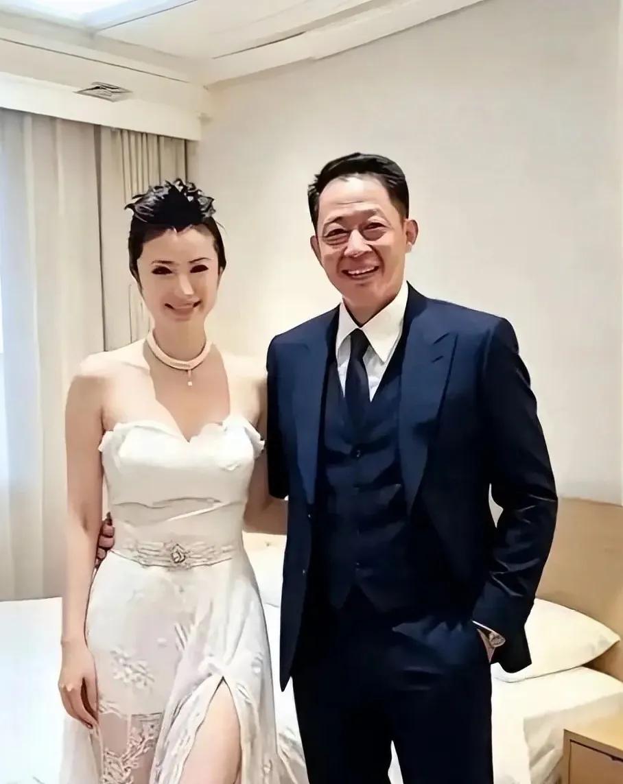不装了！60岁的王志文，还是暴露了自己的“真实处境”。

腿脚不便、发际线后移，