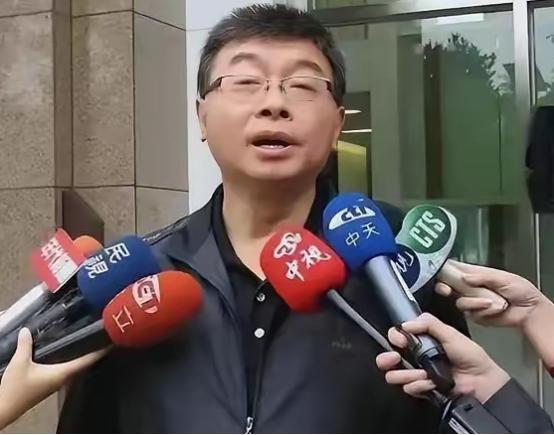 台湾邱毅真敢说：“倘若中国人民解放军踏上台湾的土地，台湾军队极有可能会选择避免正