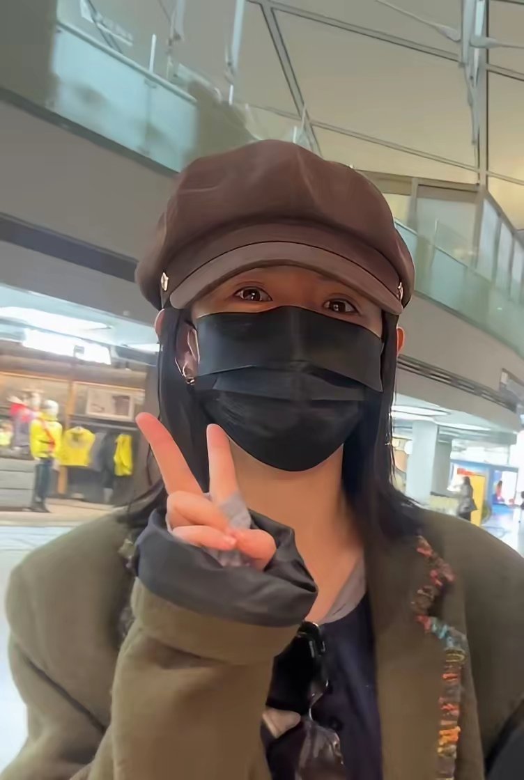 谢娜怼薛之谦后首露面！不受风波影响，心情很好，真人特别瘦。这几天张杰和薛之谦的事