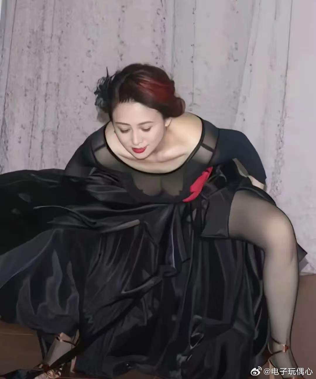 翁虹这是干嘛？这姿势真不好看 