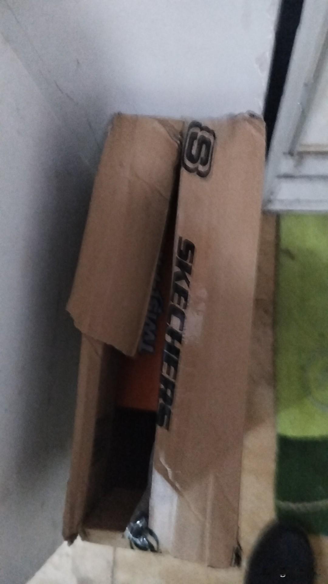 你遇到这样的烦心事吗？收到快递，包装竟然破损到这样程度，谁见了谁不生气？
今天一