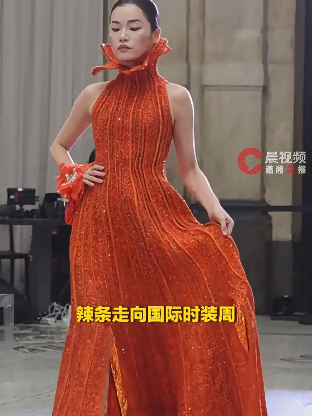 辣条被做成衣服卖十万谁能想到小时候几毛钱一包的辣条，有一天居然走进米兰时装周，还