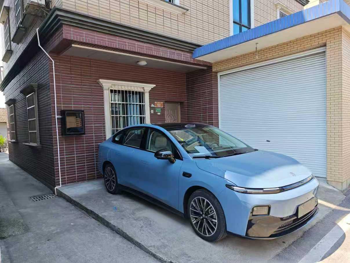 作为月薪 5千的打工人，选车就看中性价比和养车便宜，我个人比较推荐B01。提零跑