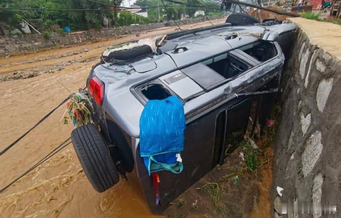 方程豹为见义勇为车主送车【保定暴雨 最暖后续】暴雨中，保定方程豹车主李先生驾车救