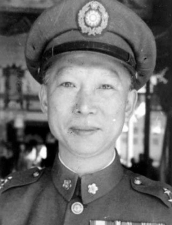 1993 年，97 岁的薛岳被推上法庭受审，法官发问后，他沉默了很长时间，却始终