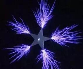 谈气场
（中年看世界第1天）

与有的人在一起，感觉能量被吸收走，有一种很不舒服