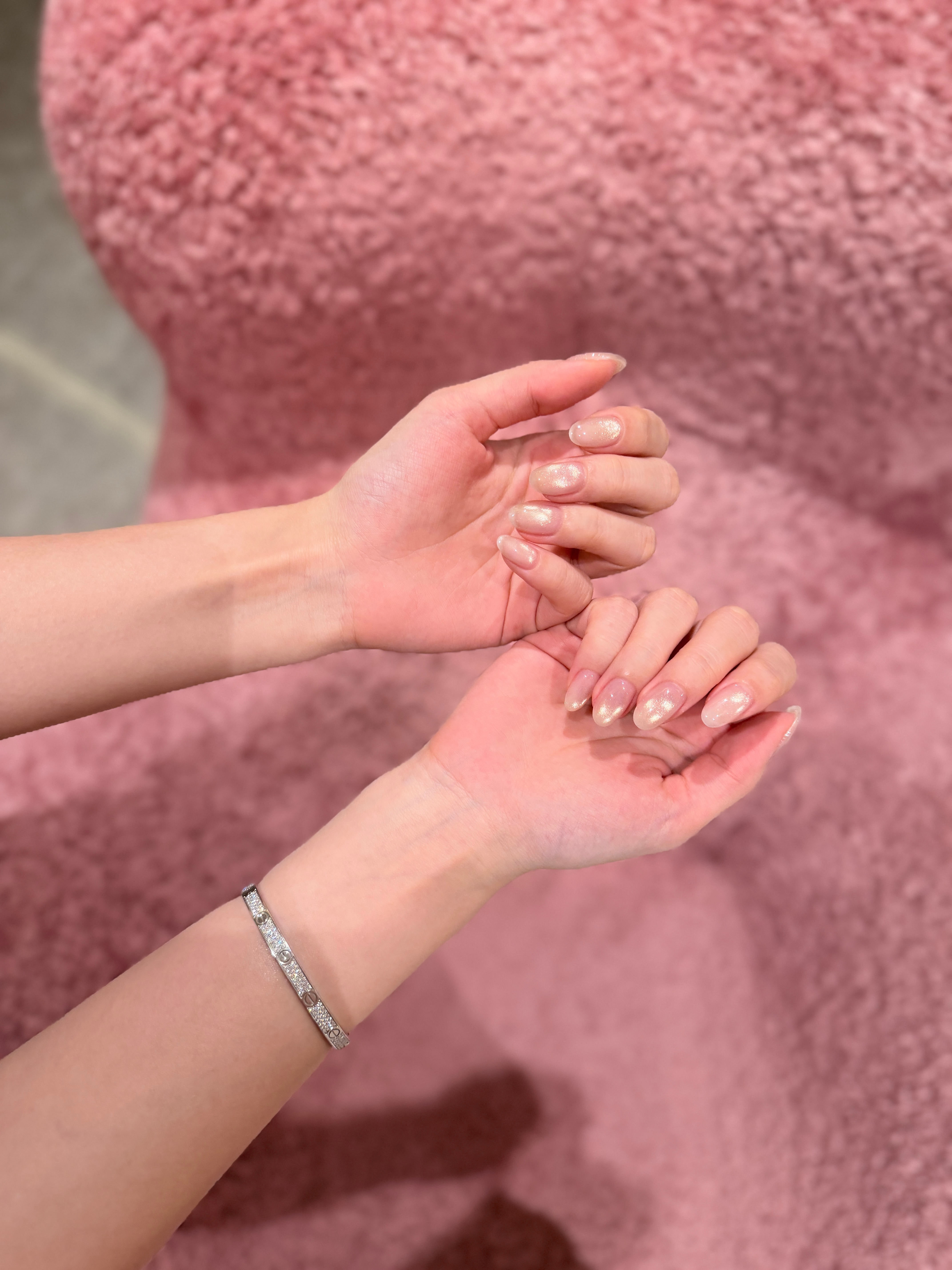 我一定要分享这个美甲！！好美好亮好闪！手脚一起做的！巨好看！！！蹲厕所都一直盯着