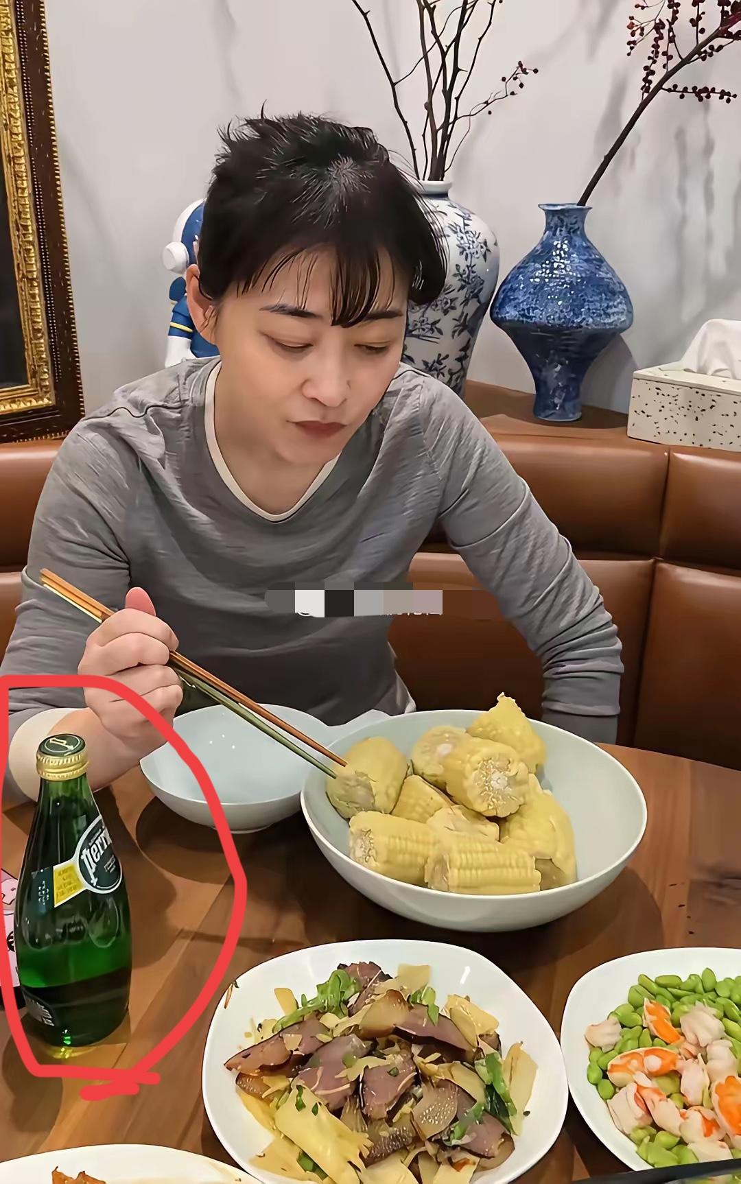 梅婷喝的是什么，是啤酒还是饮料啊！
