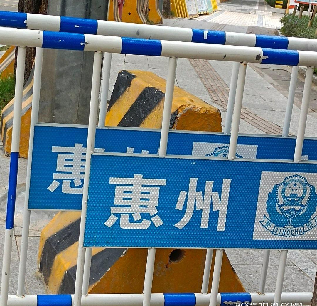 2025.10.21-星期二
逛街了
市政中心了
办事后凭领取号码单盖章，2小时