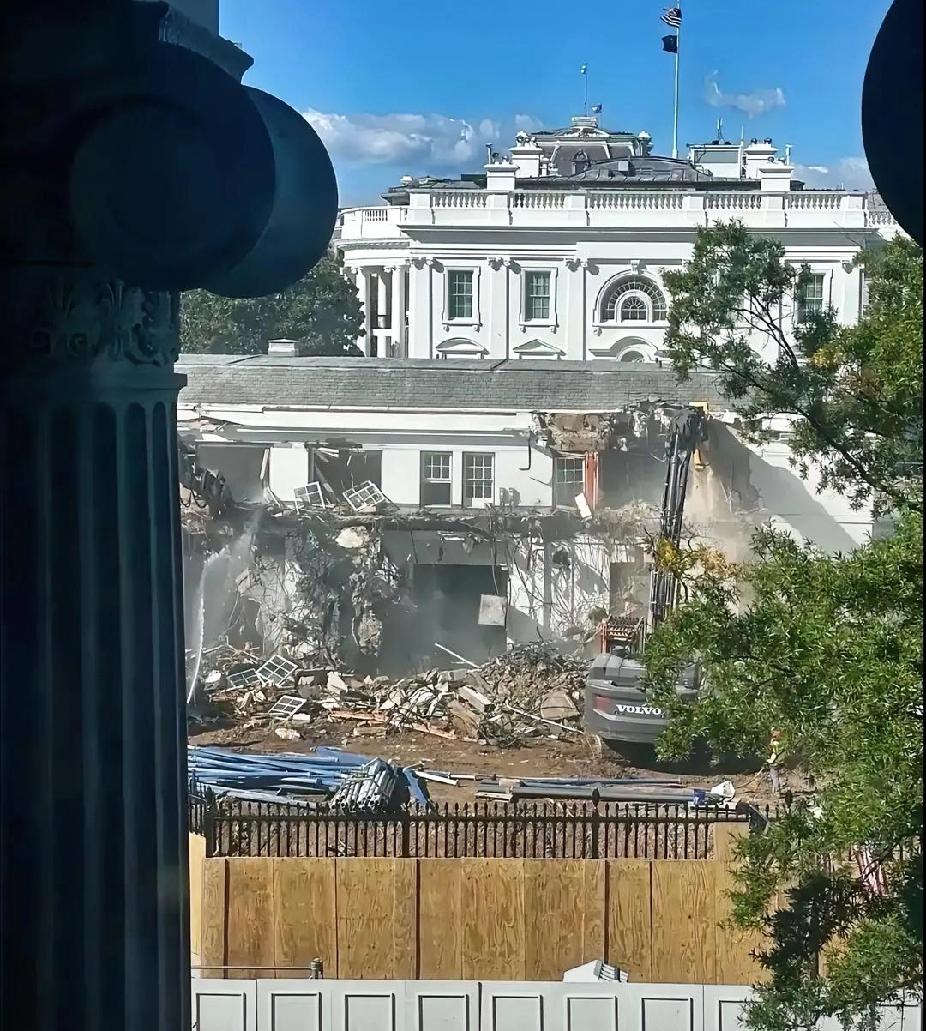 特朗普下令拆掉白宫东翼，准备修建一个更大的宴会厅，和特朗普在白宫东翼的办公室。