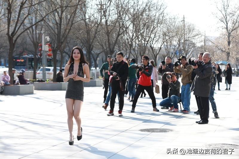 七七的街拍走红，到底是偶然还是必然？从表面看，是街头偶然被拍，视频意外在网络火了