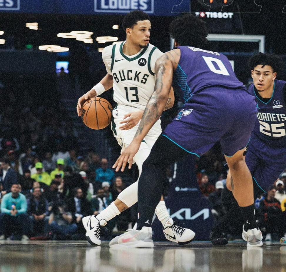 黄蜂次轮秀弹无虚发，无字母的雄鹿惨遭屠戮。
字母哥缺阵，雄鹿被东部鱼腩球队黄蜂暴