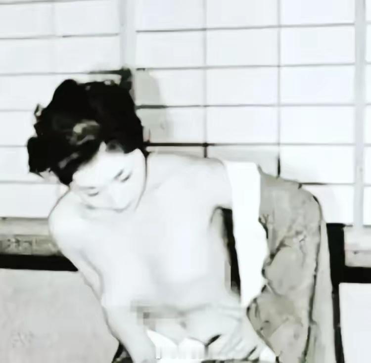 天哪！有个日本女子要切腹自杀！1945 年 8 月日本战败投降那阵，这女子把头发