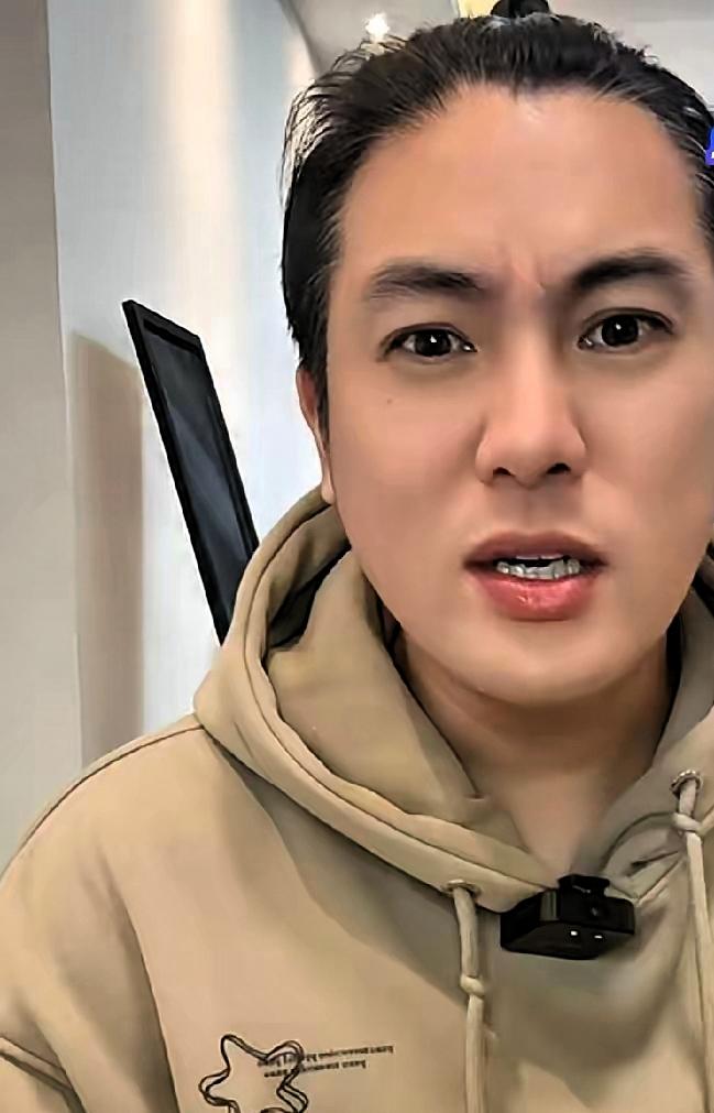 湾湾博主直播风云，艺人辛秘待揭晓
直播开始了，湾湾博主心情不错，有网友提到某“姐