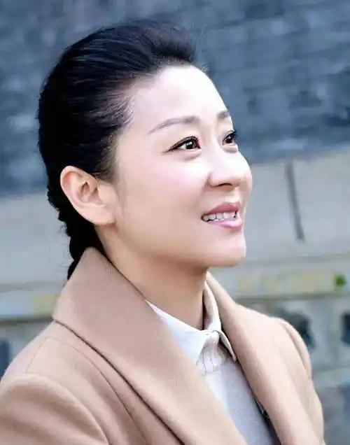 当年，王大治跟苗圃表白：“我喜欢你，做我女朋友吧。”苗圃摆摆手拒绝了：“你长得太
