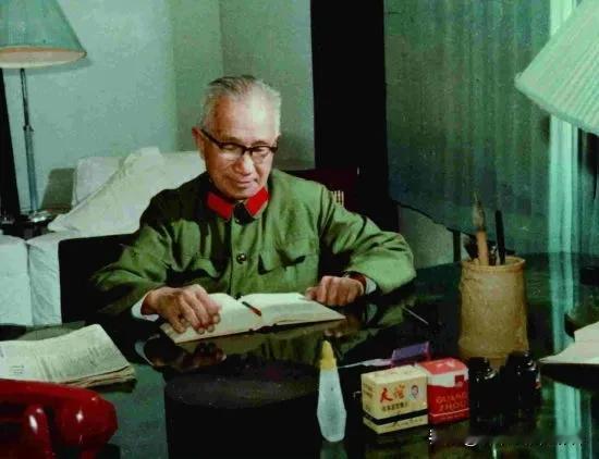 网文说，1959年王耀武特赦之后，主动提出要见粟裕，两人见面热情拥抱，王耀武感慨