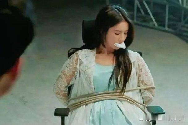 这个捆绑方式和塞嘴方式，太假了，这剧拍的太逗了。 ​​​