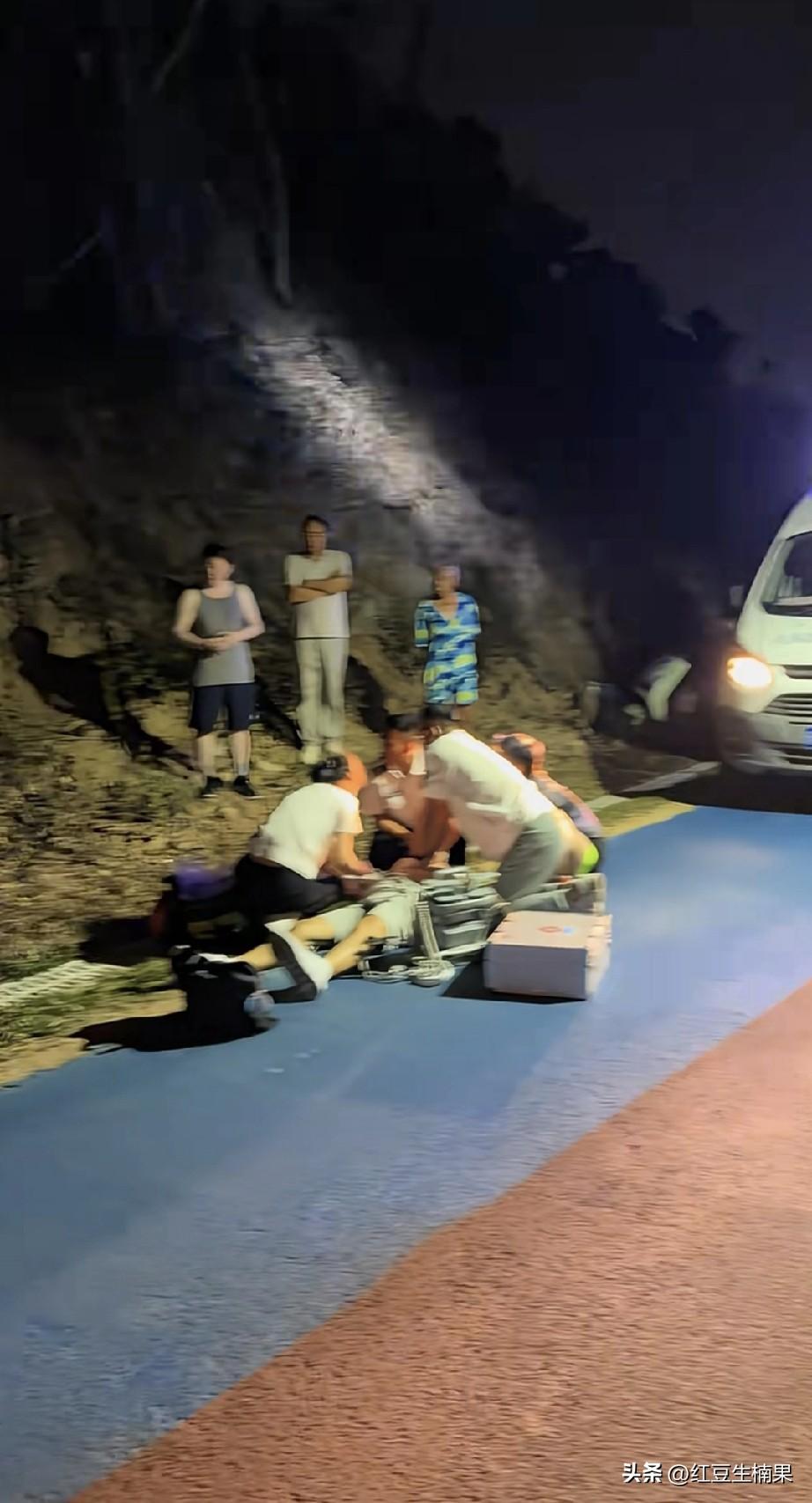 夜跑，又一个倒地不起的，120急救都用了起搏器，即便这样也没有再醒来。
跑步容易