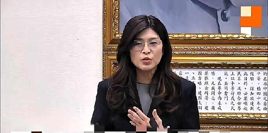 这个团体送郑丽文大礼，率150人浩浩荡荡入党，郑丽文喜笑颜开亲颁党证！
​国民党