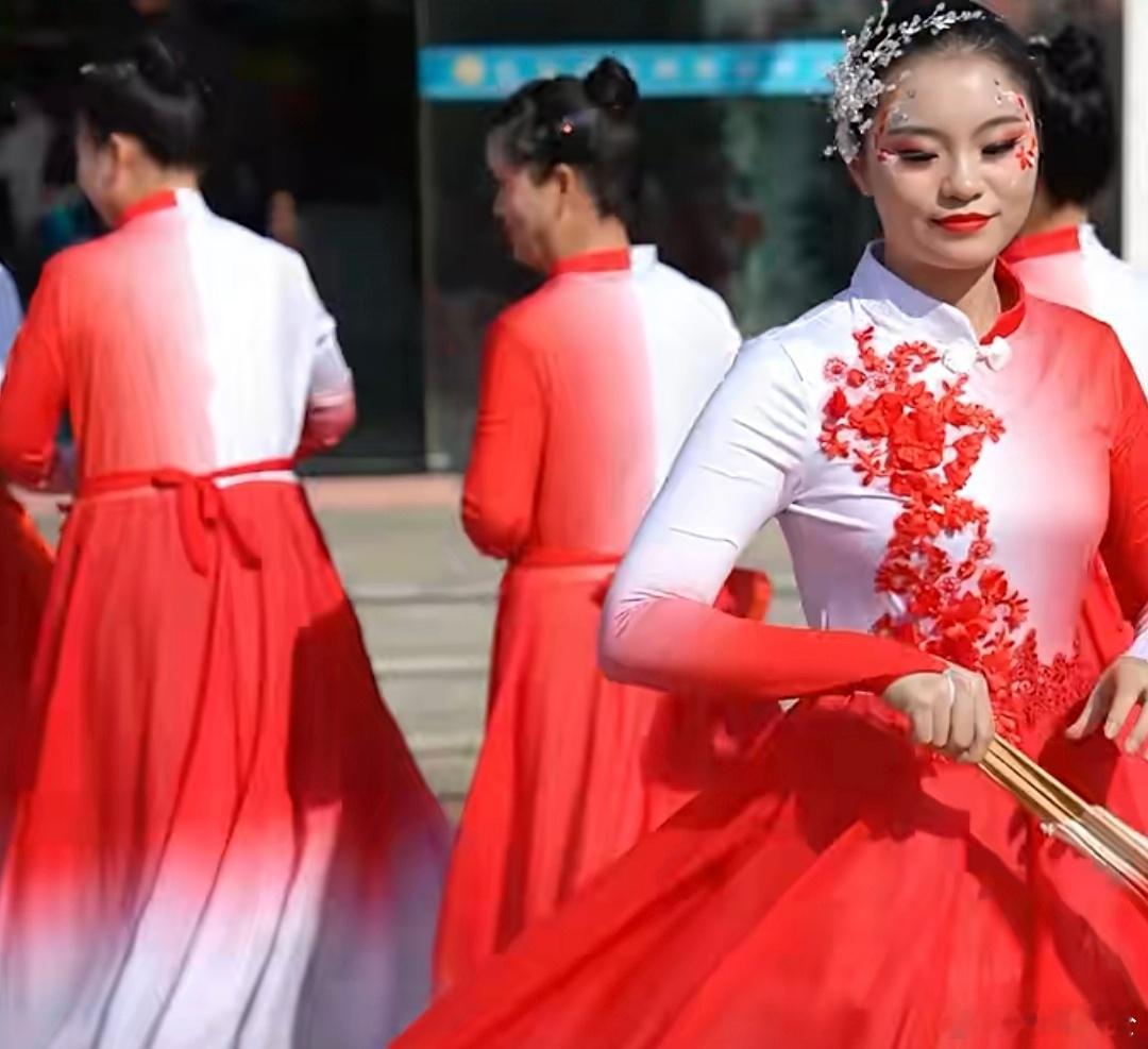 灶台边是柴米油盐的琐碎，舞台上是闪闪发光的热爱！长兴乡亲们把日子过成了舞台，把村