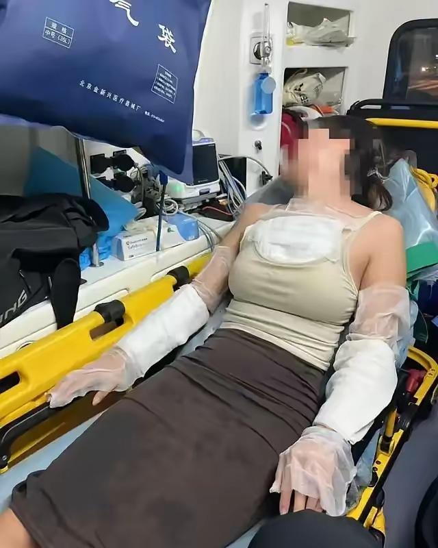 大连这起日料店事件
看得人后背发凉！
女游客就因为不满服务员态度吵了几句，竟被服