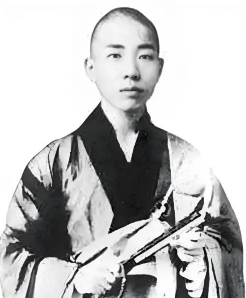 1918年5月3日，苏曼殊因暴饮暴食去世，年仅34岁，死后在他枕头和床铺下发现很