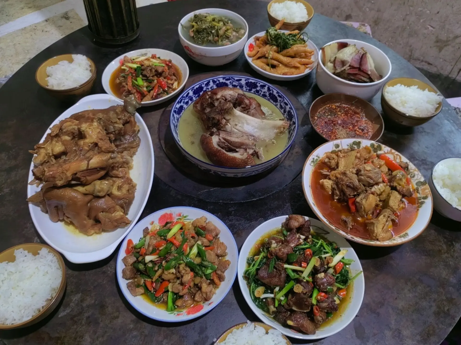 除夕至，祥运照，敬祝长辈在蛇年诸事顺遂，身体健硕如松，阖家团圆，喜气洋...