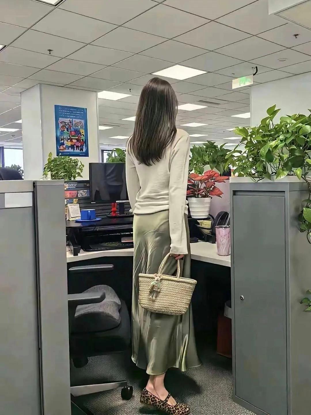 新来的办公室主任很能干，办事利落又漂亮，连我这老江湖都被她治得服服帖帖。[笑哭]