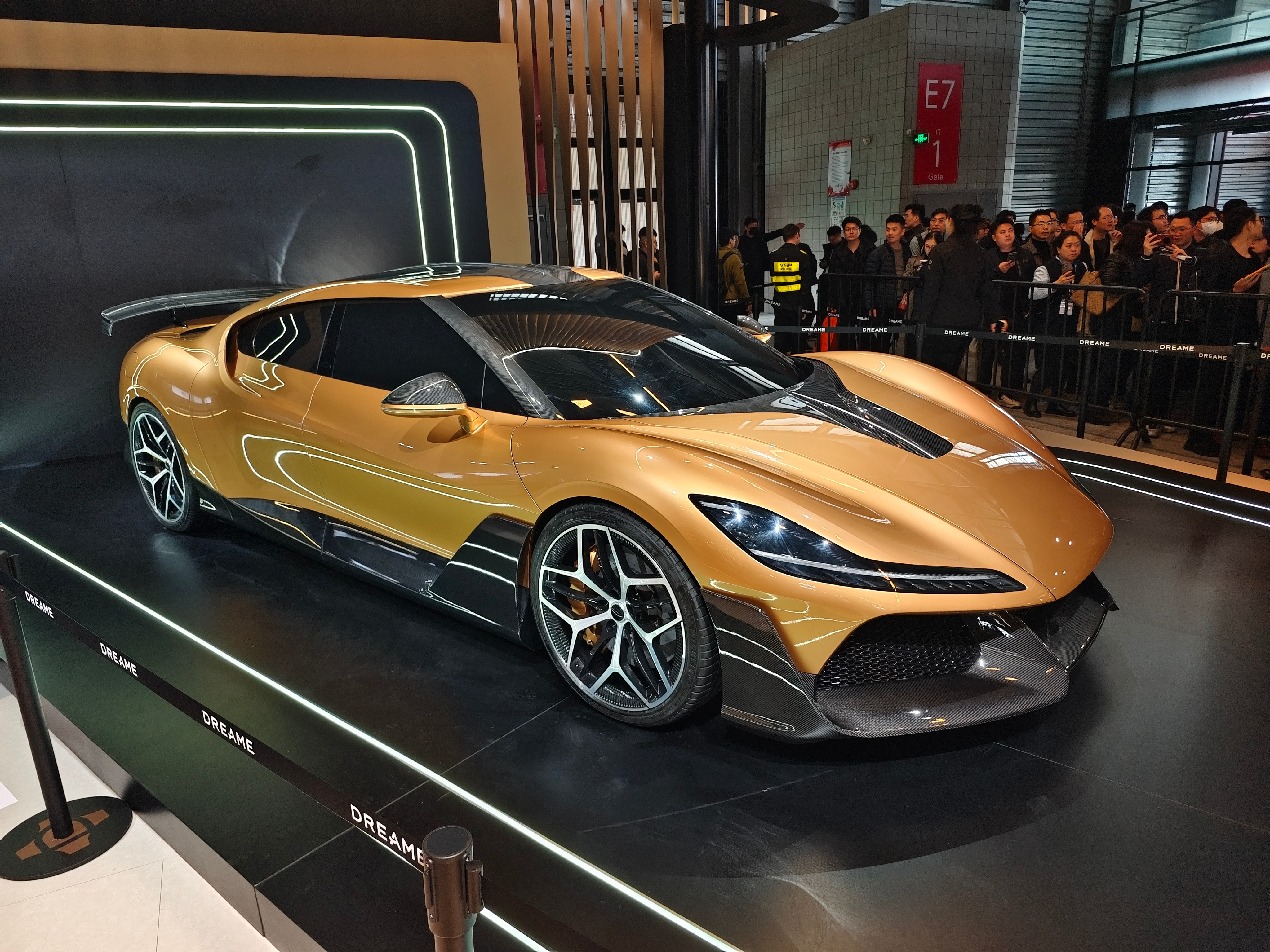 追觅的汽车，一直有听说，这一次第一次见实体车了，有这么多，外观确实是相当的炫酷啊